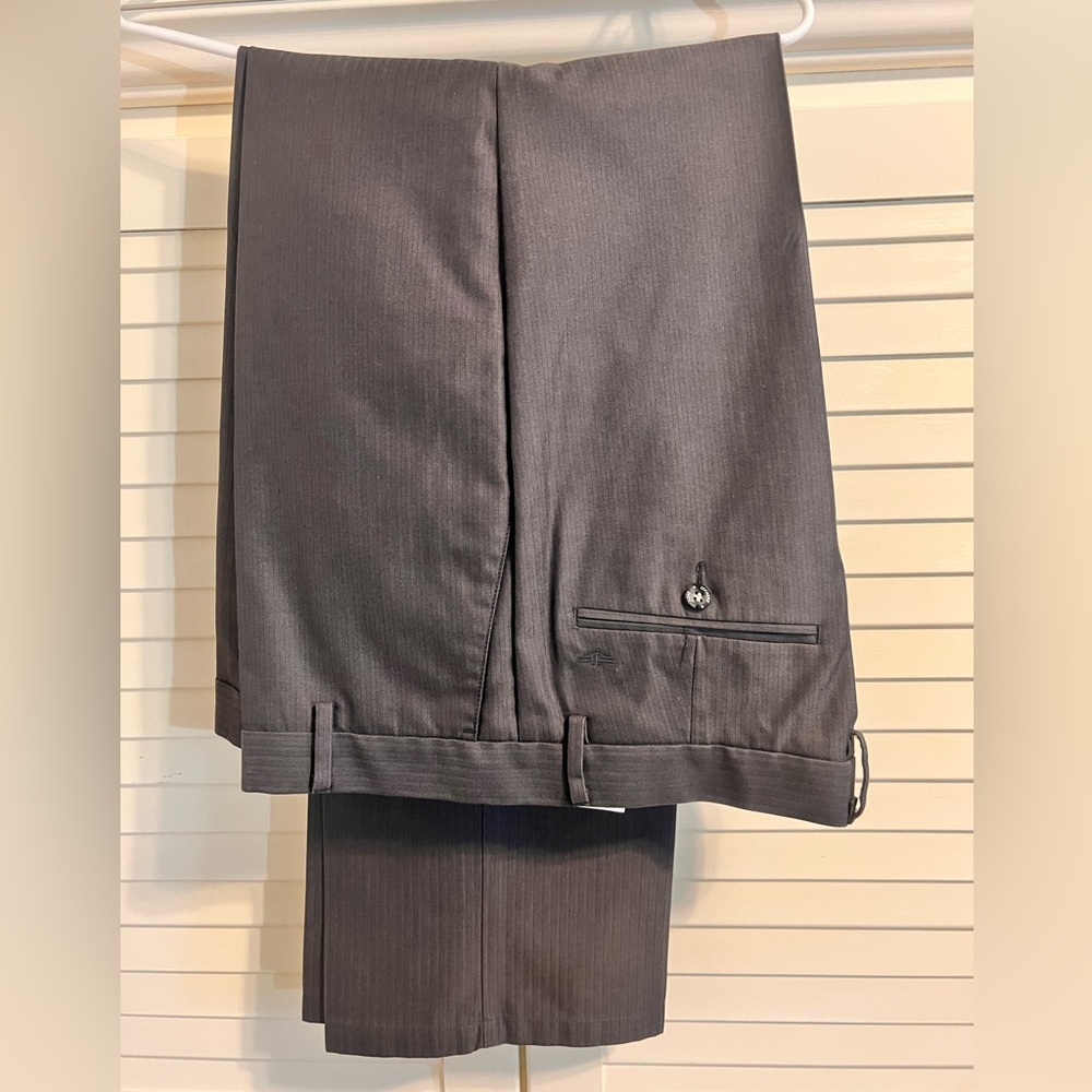 Men’s D2 Dockers Casual Dress Pant in Charcoal Grey Herringbone Pinstripe